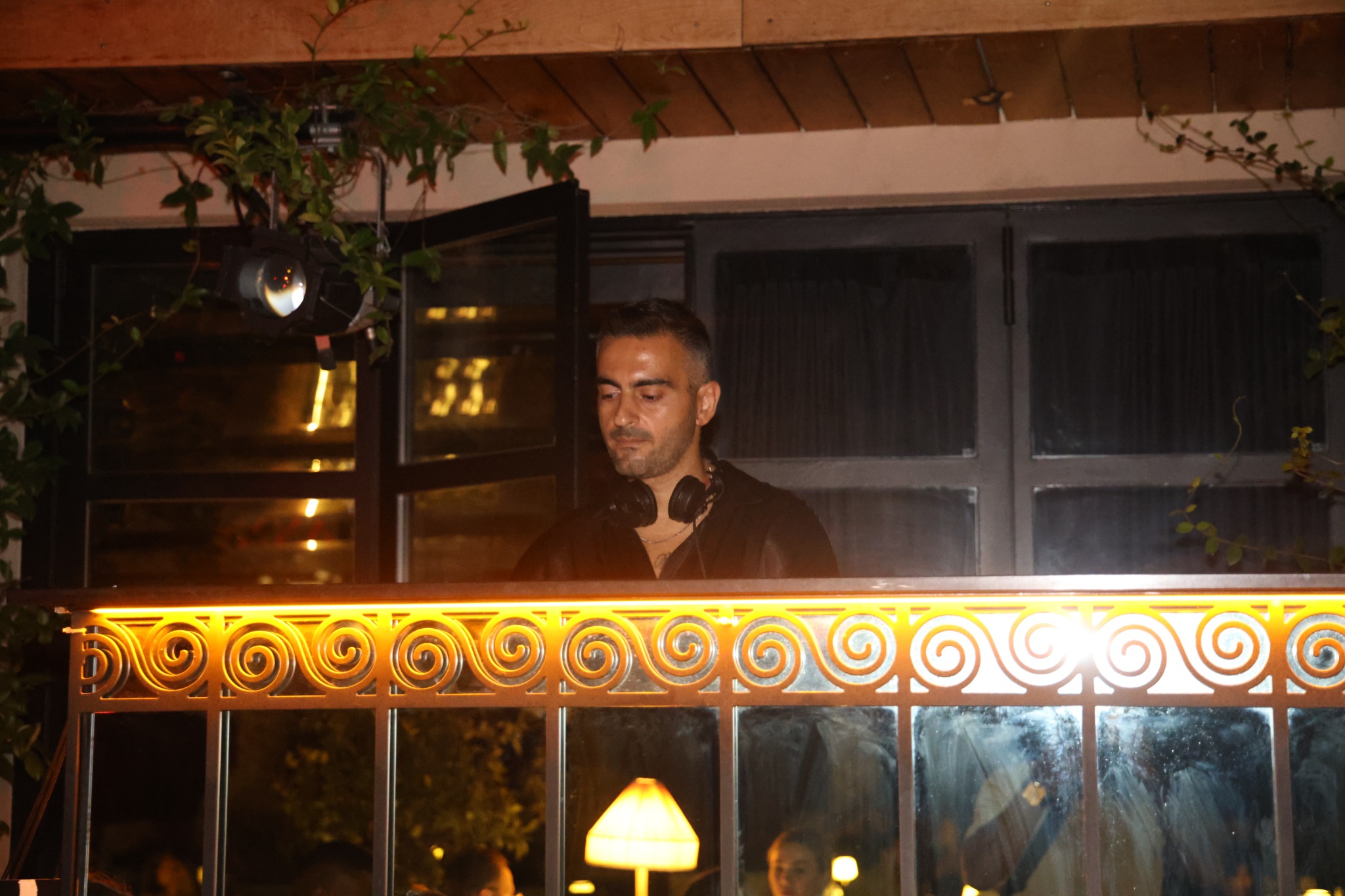 Nicholas Mons performing live at Golden Nights